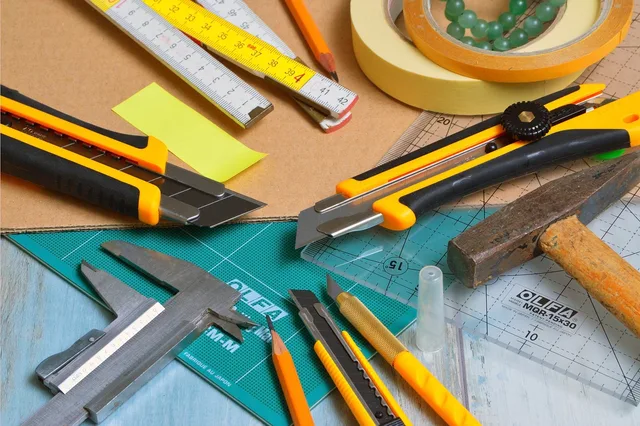 blades are engaged, hammer, subler, adhesive tape, self-adhesive, cutting mat, ruler, transparent, pencil, chores, woodwork, cutting mat, woodwork, woodwork, woodwork, woodwork, woodwork. Cutting and pressing surfaces for a mending kit, compared for wear