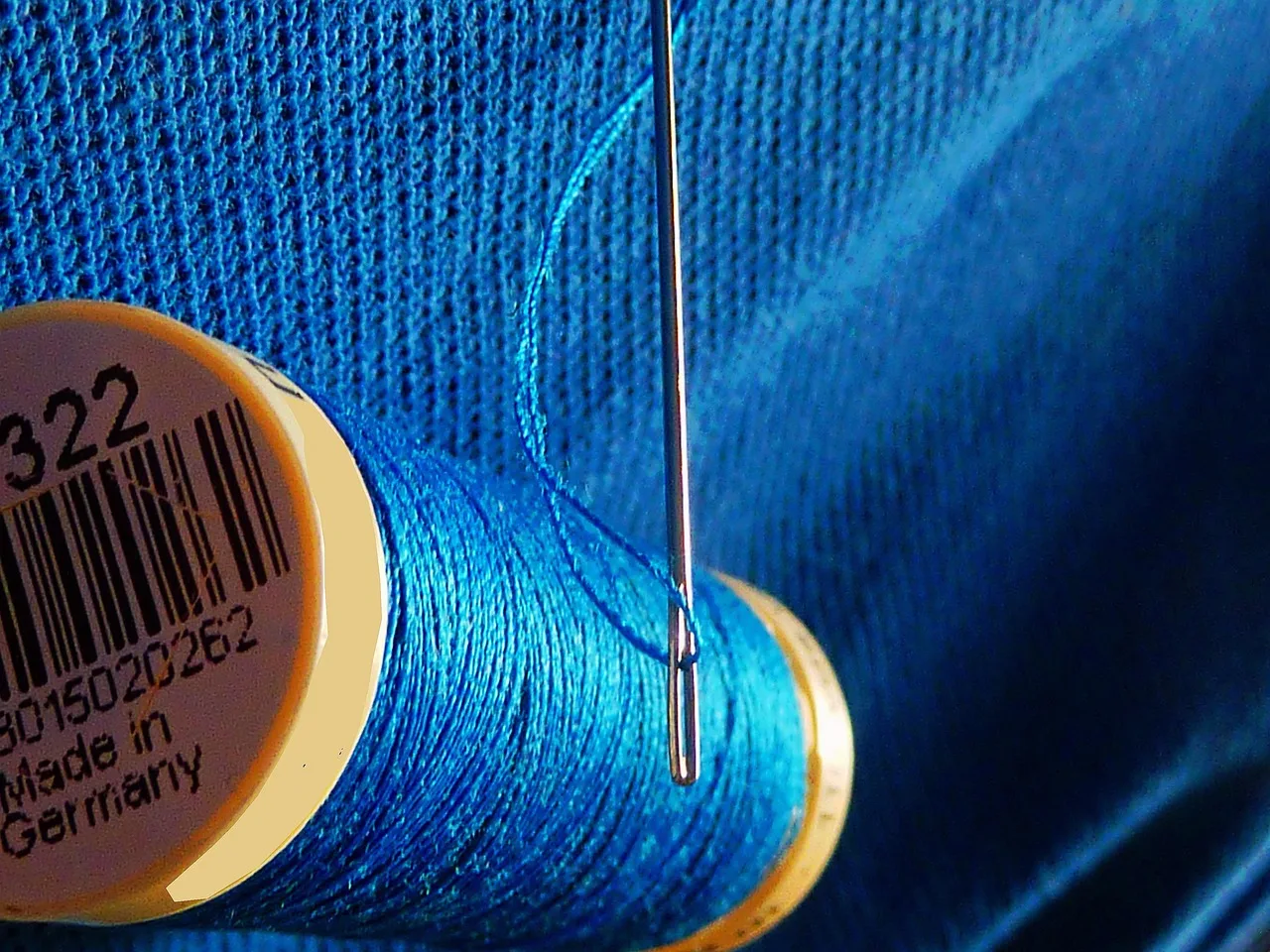 yarn, thread roll, thread, needle, twisted, sewing thread, sew, haberdashery, sewing supplies, thread spool, tailoring, sewing kits, schneider, needle eye, sewing accessories, handwork, thread, thread, thread, thread, thread, sewing thread, sewing thread, sewing thread, thread spool, tailoring, schneider. Keeping thread and patch fabric usable in a small mending kit