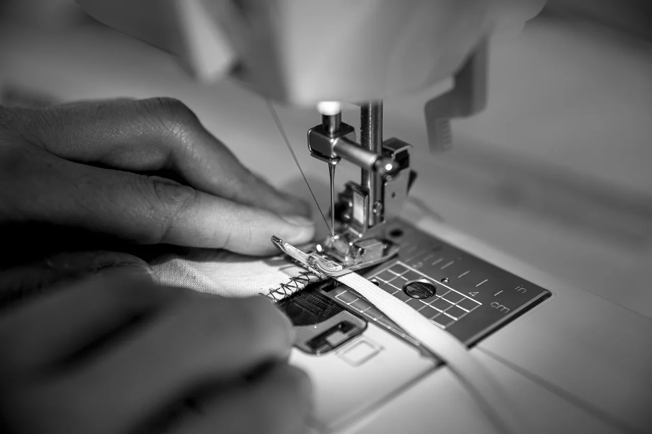 sewing, to sew, needle, crafts, thread, textile, seamstress, fabric, hand, colorful, hobby, leisure, diy, creativity, creative, artisan, detail, close up, manual, fingers, work, sewing machine, sewing, sewing, sewing, sewing, sewing, seamstress, artisan, sewing machine, sewing machine, sewing machine. Five short clothing repair and garment care lessons, from seams to repair judgment